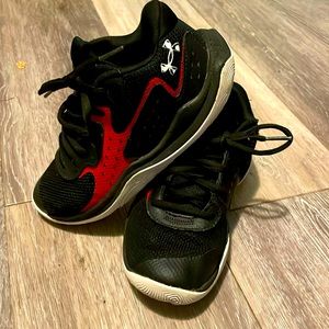 Under Armour Boys Sneakers. Great condition!